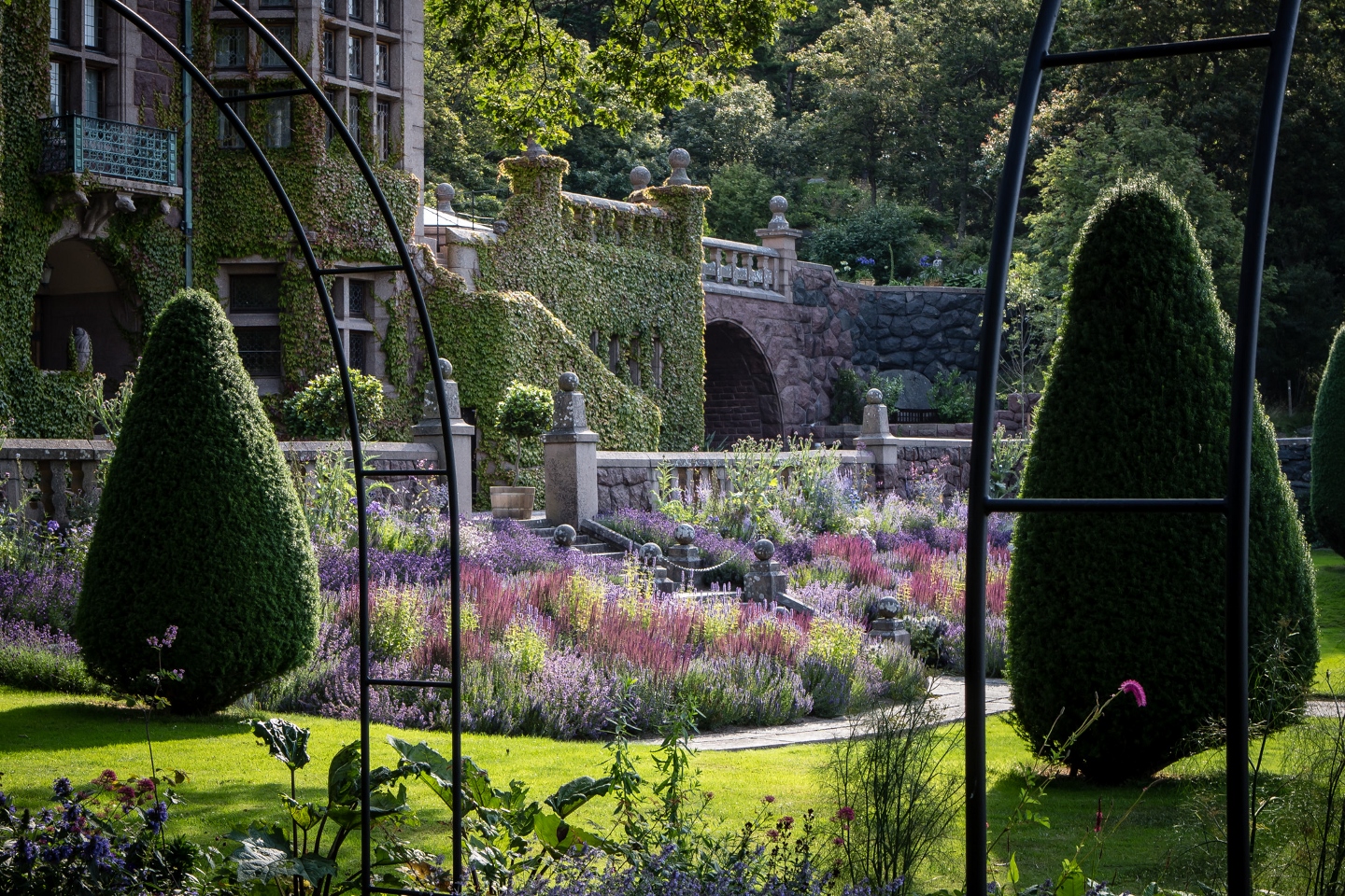 tjoloeholm-castle-garden-by-will-rose